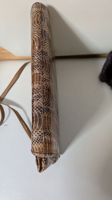 Wężowa torebka i 'kopertówka" w jednym. "