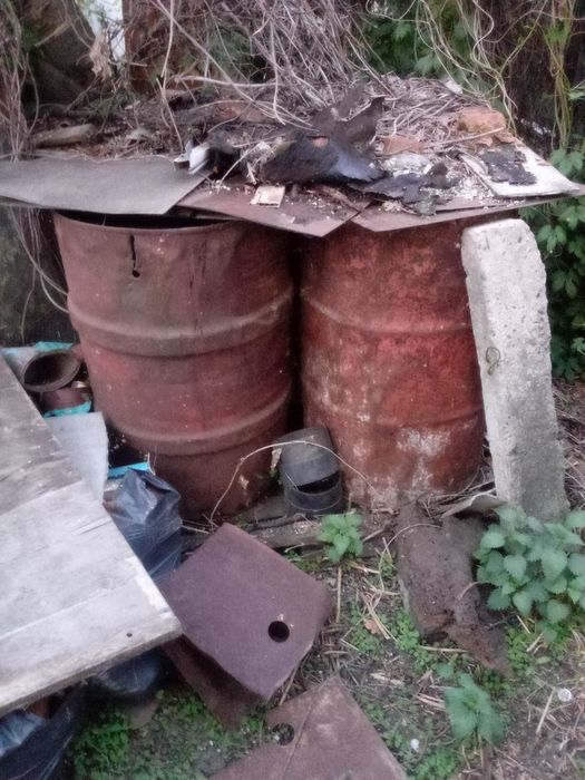 Продам бочки железные 5штук200литров и 1 на100,120 литров