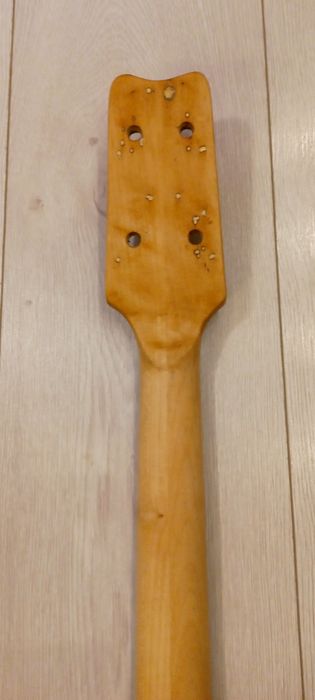 Gitara basowa.  Gryf