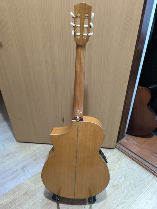 Продам классическую гитару Ibanez
