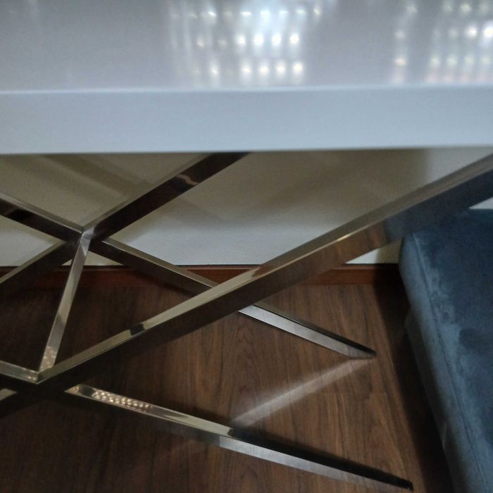 Consola lacado branco com pés em inox