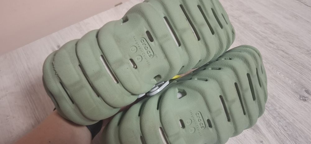 Продаю Crocs echo