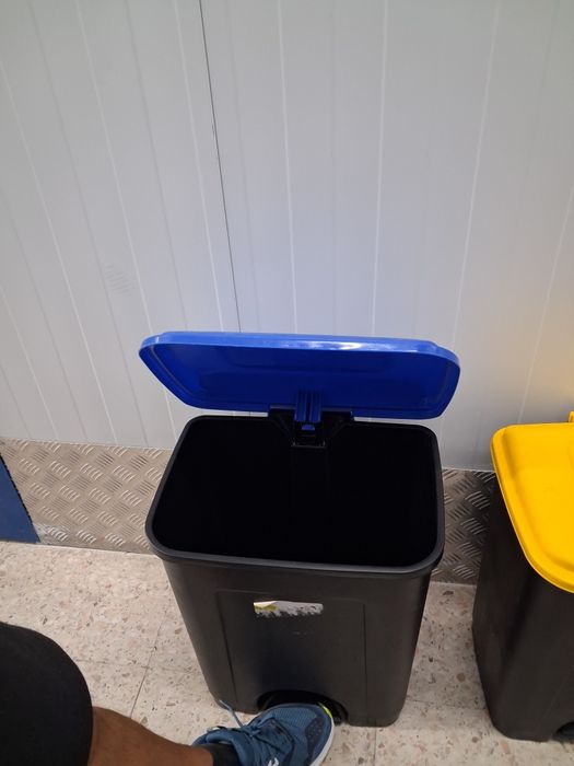 Baldes reciclagem amarela e azul