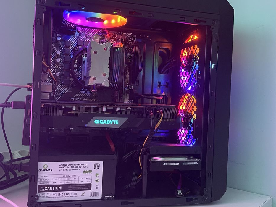 Корпус, 4 кулери, топова циркуляція повітря.