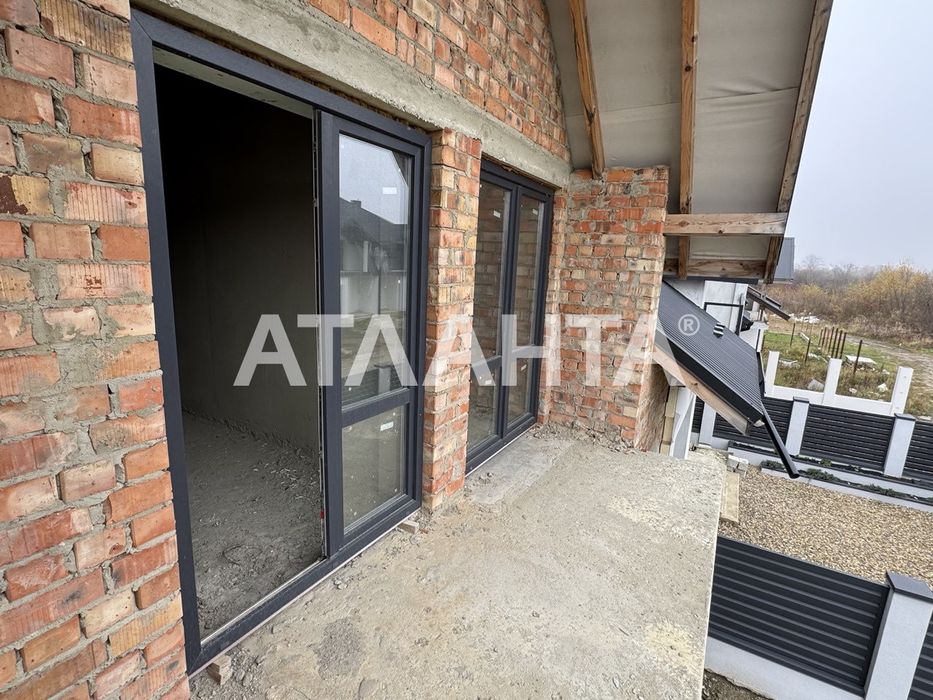 Продається двоповерховий котедж із власною земельною ділянкою!