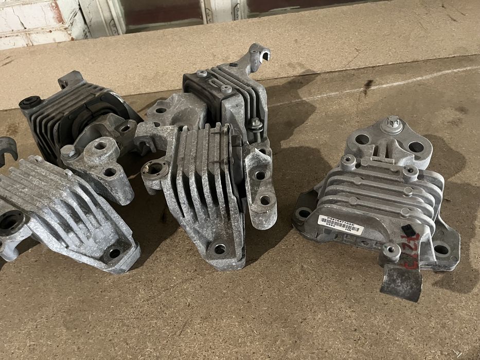 Подушка двигателя двигуна мотора Jeep Cherokee KL 2,4 3,2 2014 2015 2016 2017 2018 2019 2020