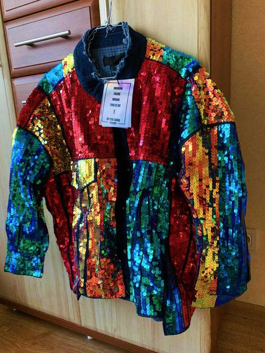 Радужная джинсовая куртка обшитая пайетками в корейском стиле