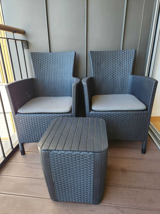 Conjunto varanda Keter Iowa Balcony – 2 cadeirões com almofada + mesa com arrumação