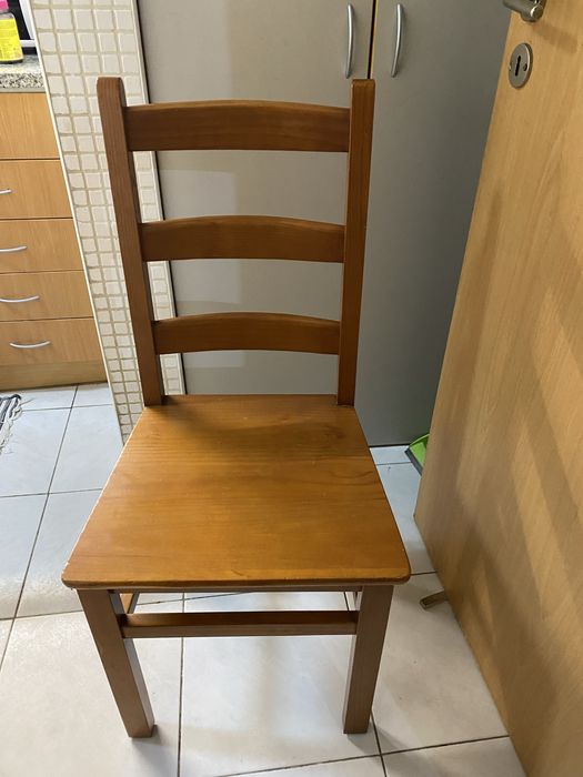Mesa de jantar +4 cadeiras de madeira