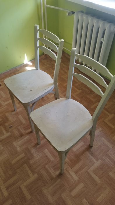 Porzadne dwa krzesla drewniane