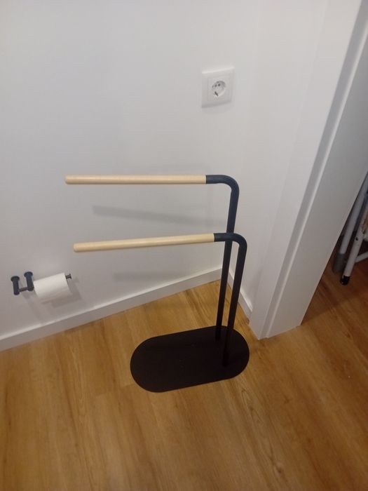 Toalheiro de pé  Scandi duplo preto