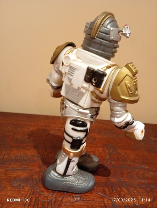 Boneco robô usado