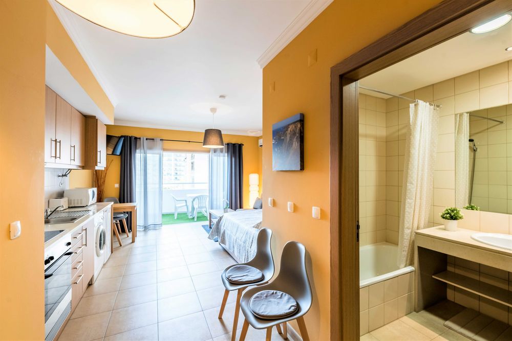 Apt T0 c/ AC, Piscina, Roupas, WIFI, TV Cabo, próx. Praia da Rocha