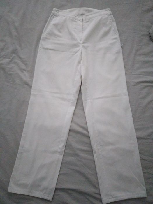 Białe spodnie damskie do pracy