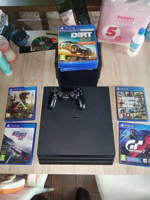 PS4 Pro 1TB (como jogos e estante de colocar jogos)
