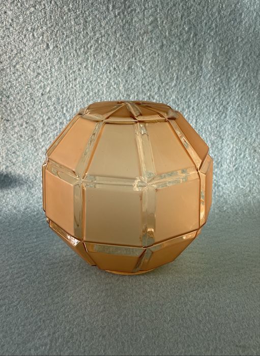 Globo facetado antigo em vidro amarelado