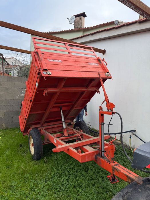 Reboque agrícola tribasculante