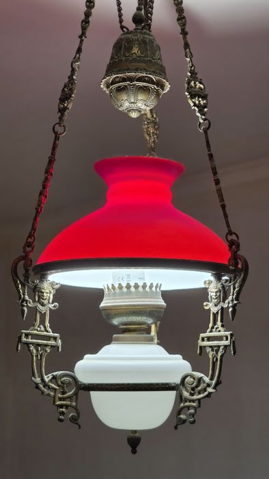 Candeeiro suspenso antigo em latão e vidro vermelho