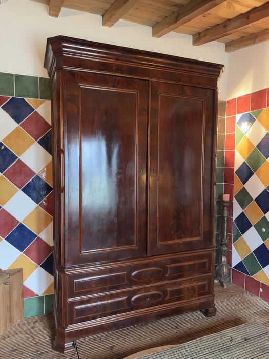 Antigo roupeiro em madeira