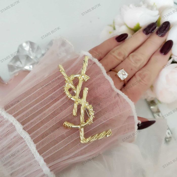 Duża broszka pionowe litery Y*L opyum stal chirurgiczna włoskie złoto