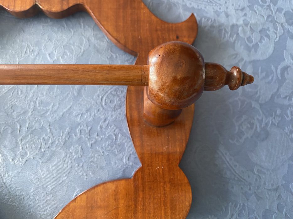 Toalheiro antigo em madeira de vinhático