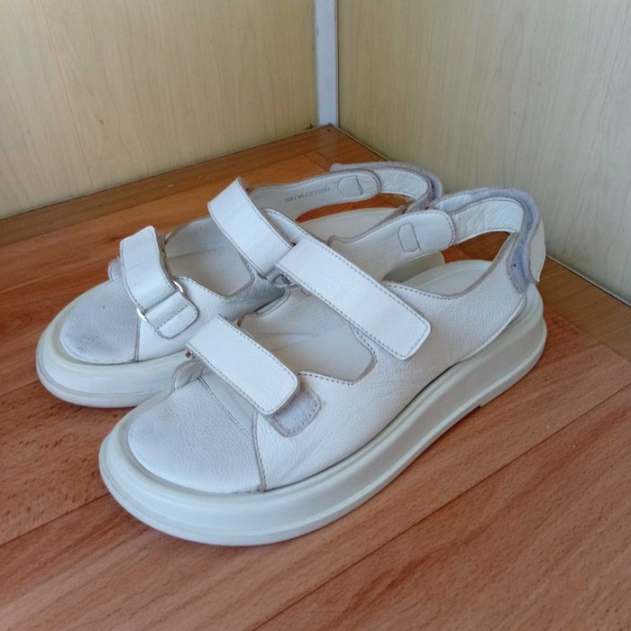 Босоніжки шкіряні білі