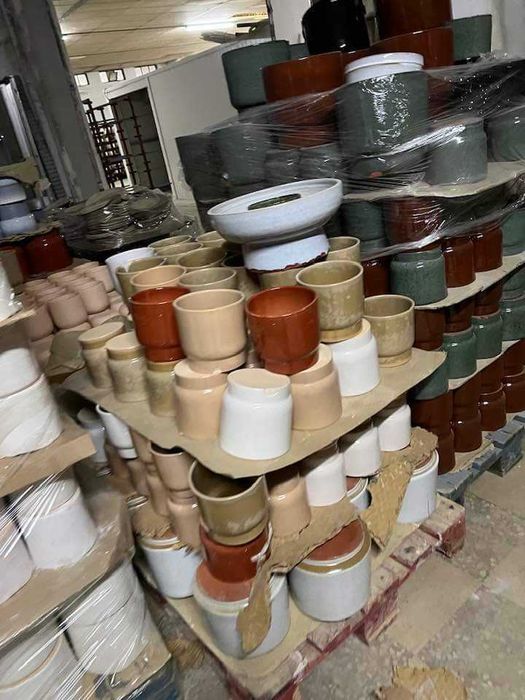 Cerâmica -vasos e peças decorativas.