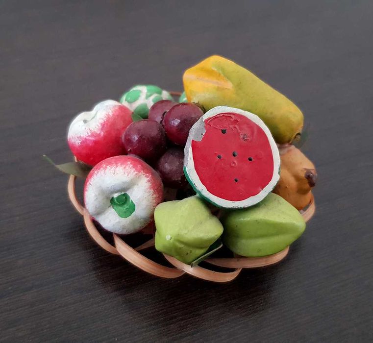 Miniatura de cabaz de frutas exóticas pintado à mão