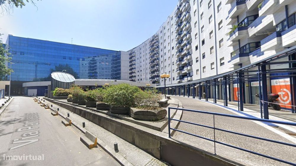 Loja junto ao metro da Praça da Galiza-Porto