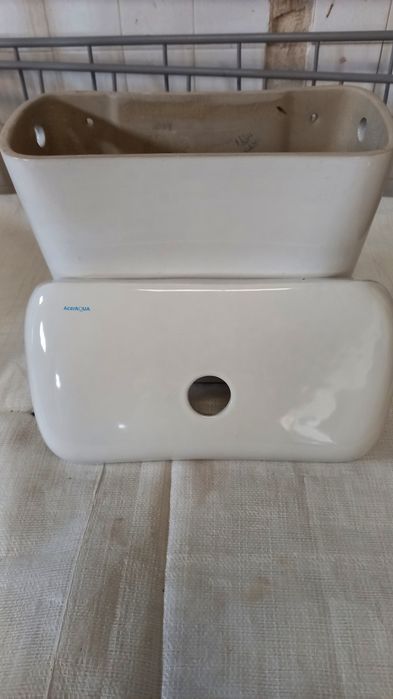 autoclismo exterior cerâmico da marca AcerAQUA, fabricado em porcelana vitrificada branca.