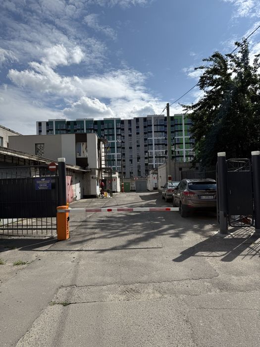 Продам капітальний гараж в центрі міста! Право власності