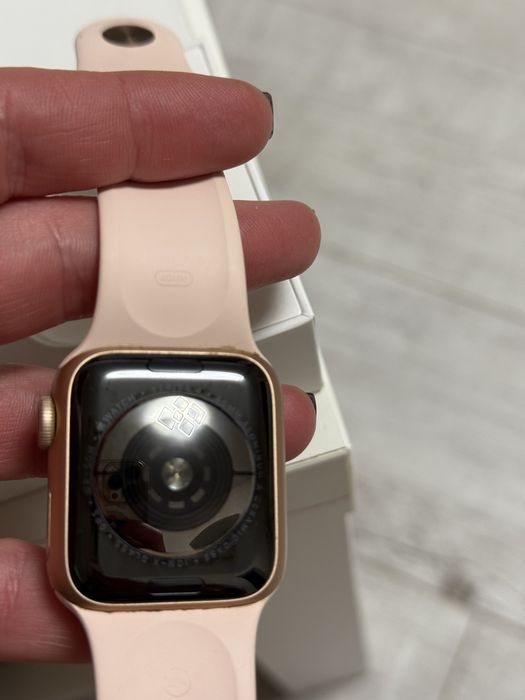 Часы apple SERIES 4 Gold Aluminum ,40 мм