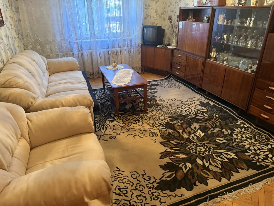 Продам 2 кімнатну сталінку в центрі . Сковороди 36