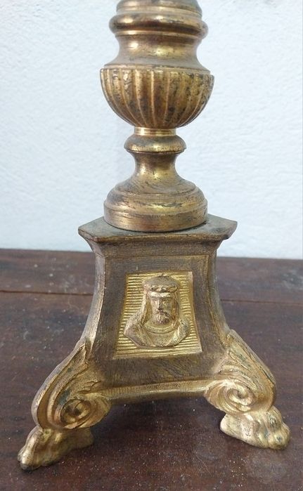 Arte sacra. Crucifixo antigo de altar.