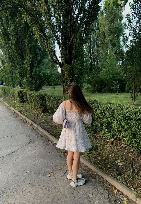 Ніжна квіткова сукня легка, з пишними рукавами