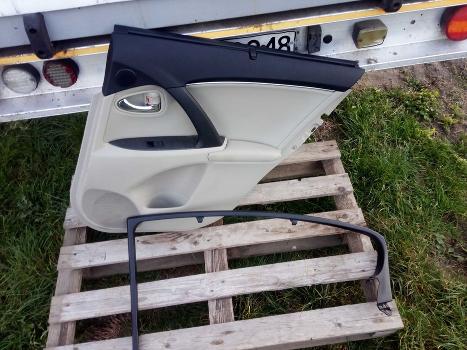 toyota AVENSIS T27 09- boczek drzwi roleta kremowy sedan prawy tył