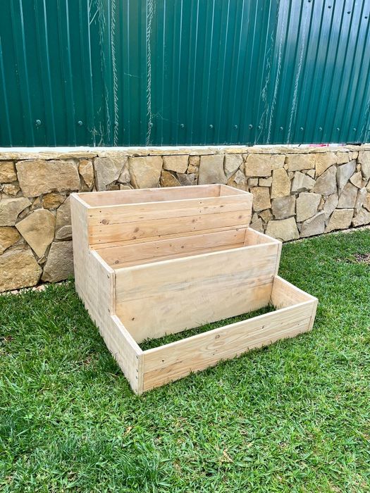 Vendo canteiro para horta com 3 andares.  Medidas 84cm x78cm x 50cm.