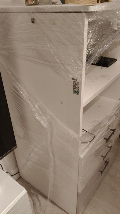 Móvel branco com detalhe preto e cinzento