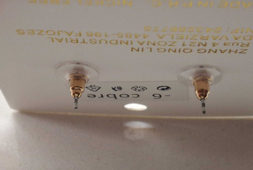 Brincos em.forma de flor em tom bordeaux beringela