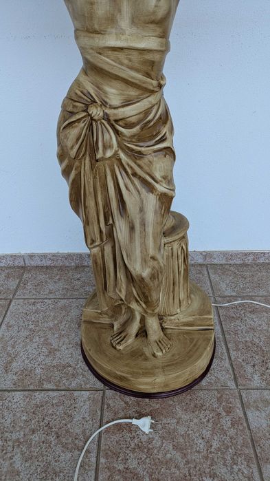 Candeeiro de Sala com estátua de mulher em cerâmica