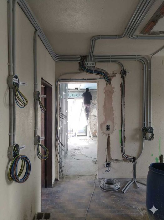 Instalação e reparações elétricas, eu empreiteiro.