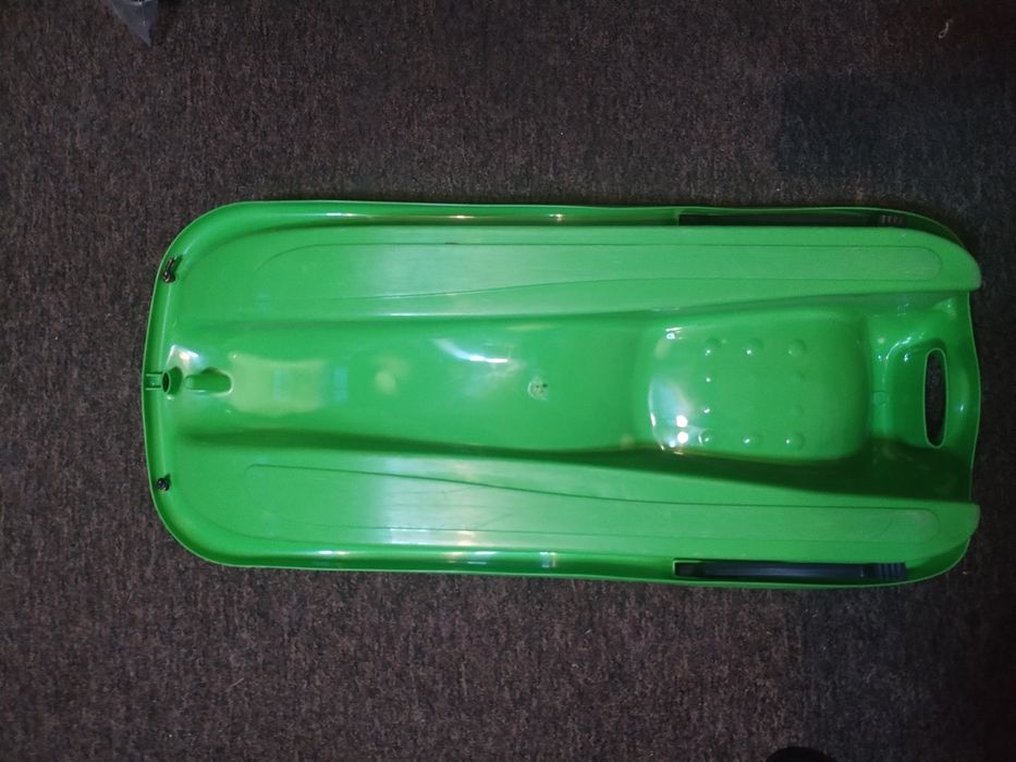 Sanki plastikowe leżące