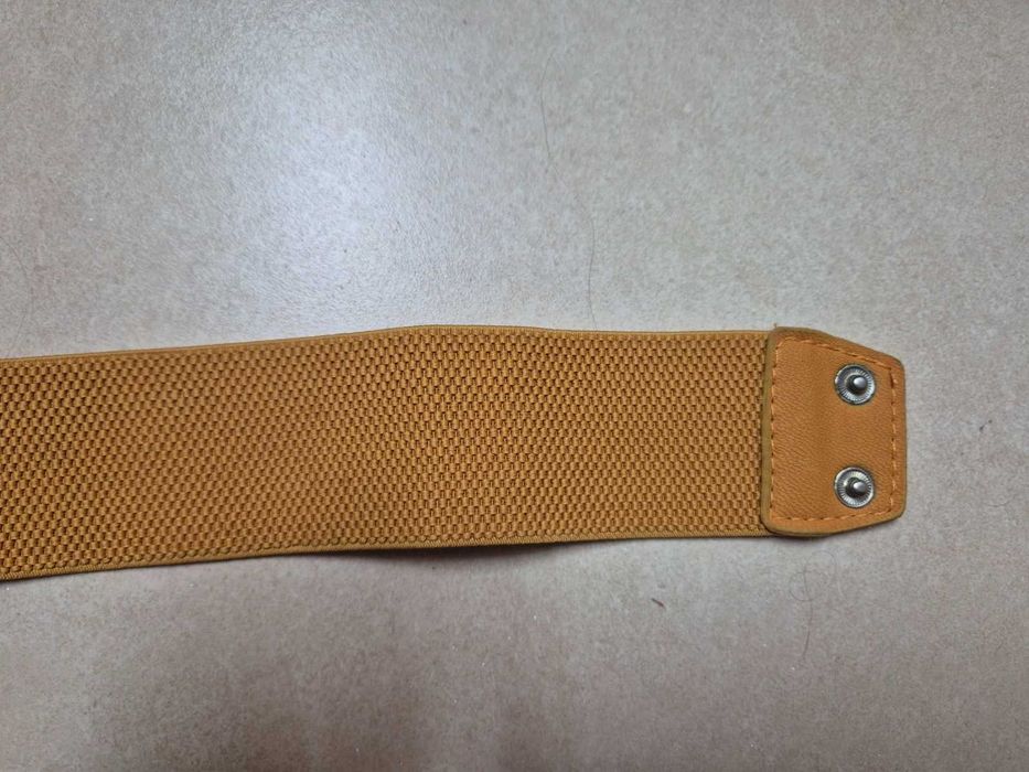 Cinto de senhora elástico amarelo torrado