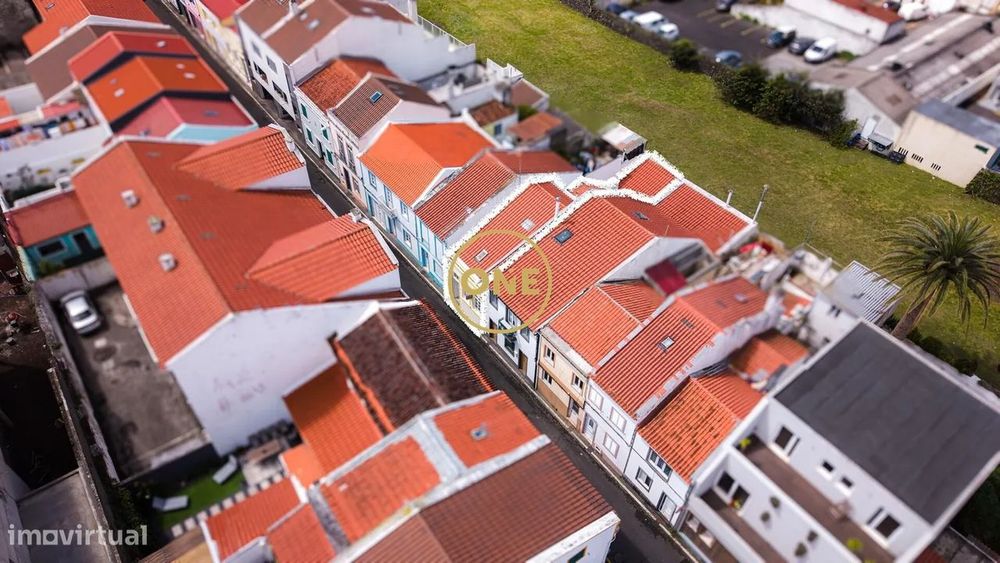 Moradia no centro de Ponta Delgada totalmente renovada