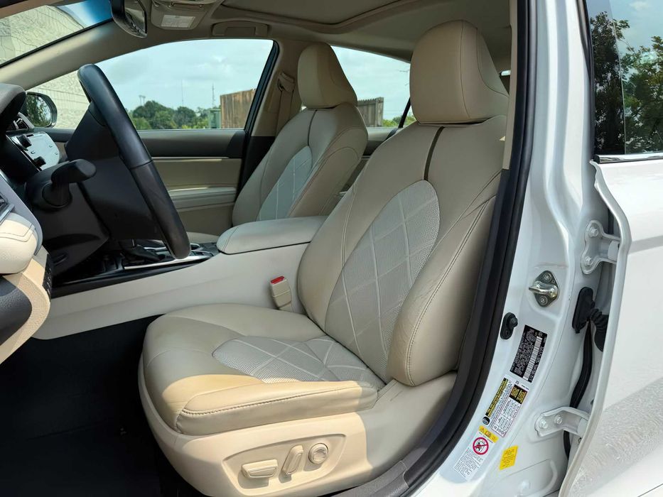 Toyota Camry Hybrid      2019