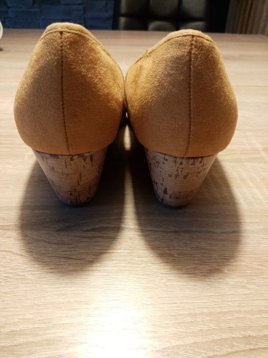 Zamszowe buty na koturnie