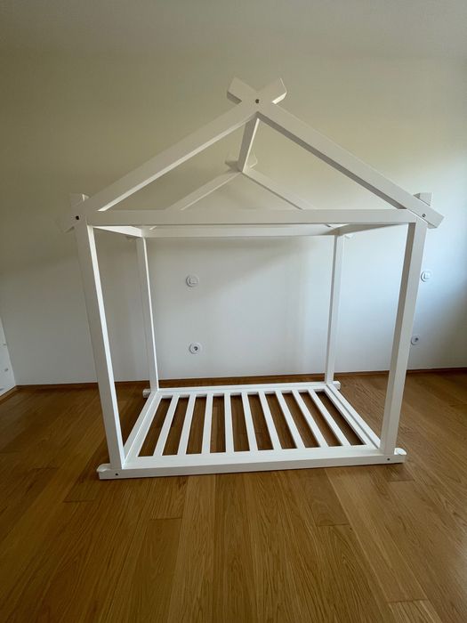 Children's bed 140x70 cm. Includes mattress and mirror bracket.