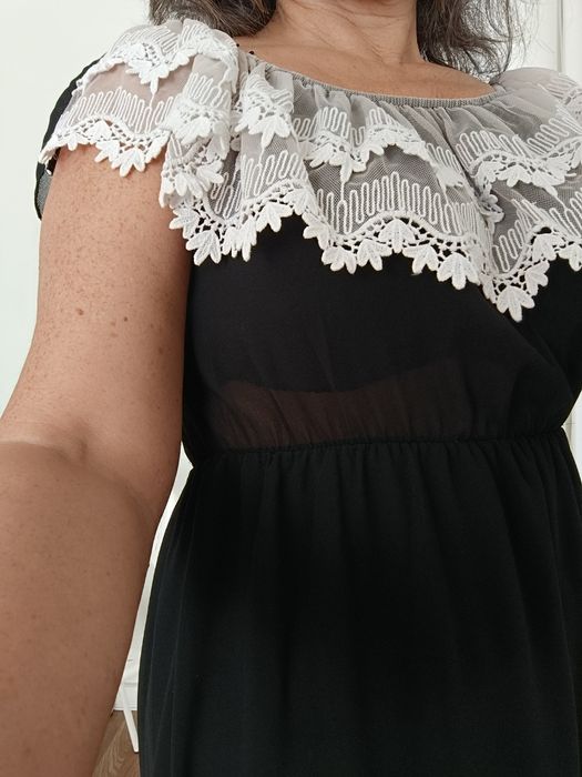 Vestido preto com renda branca forrado. Usado