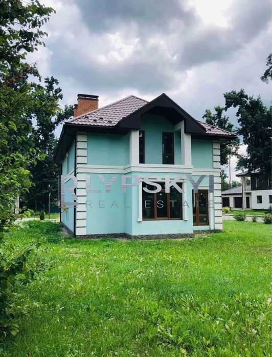 Будинок в гарному місці в котеджному містечку