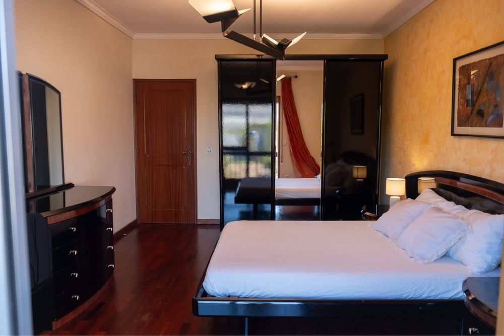 Cama de Casal em madeira escura